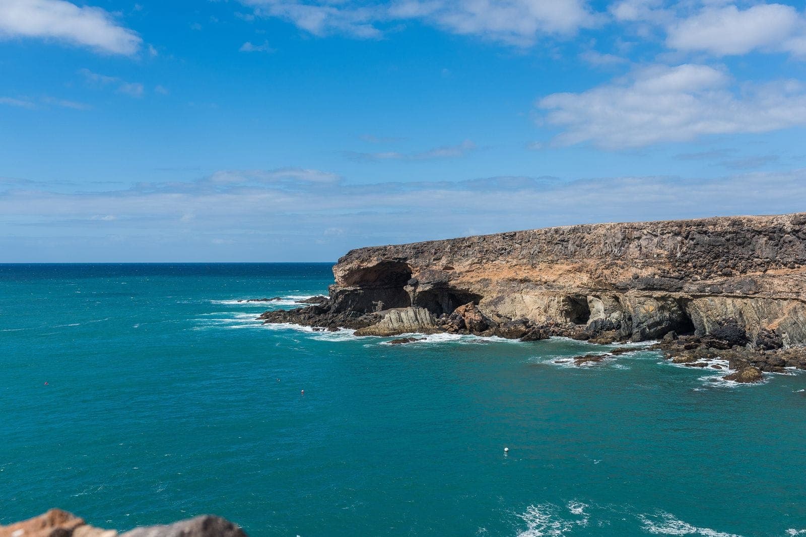 La scogliera di Ajuy sul mare blu, sulla costa ovest di Fuerteventura