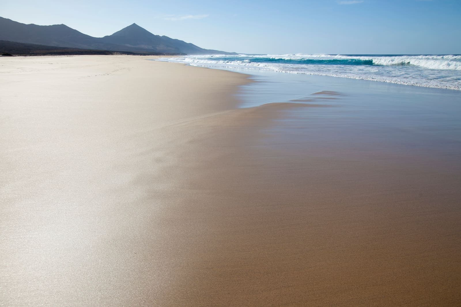 La spiaggia di Cofete, chilometri di sabbia sotto le montagne di Jandía