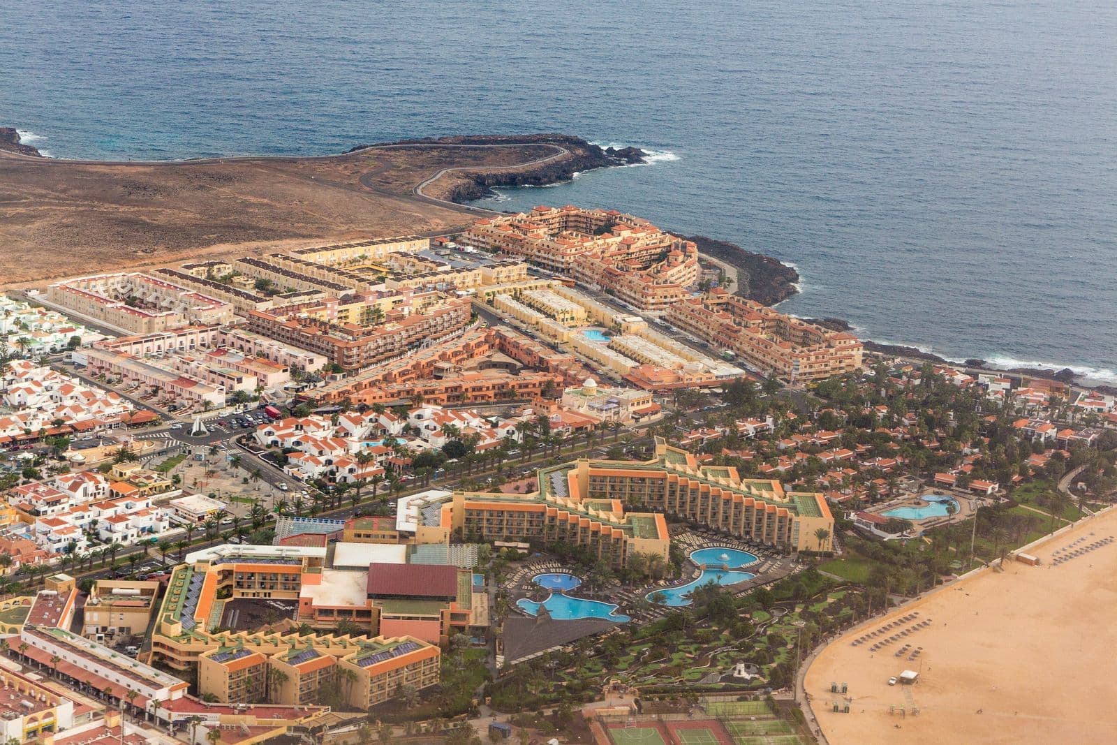 Caleta de Fuste dall'alto: la baia, la spiaggia e il paese sulla costa est di Fuerteventura