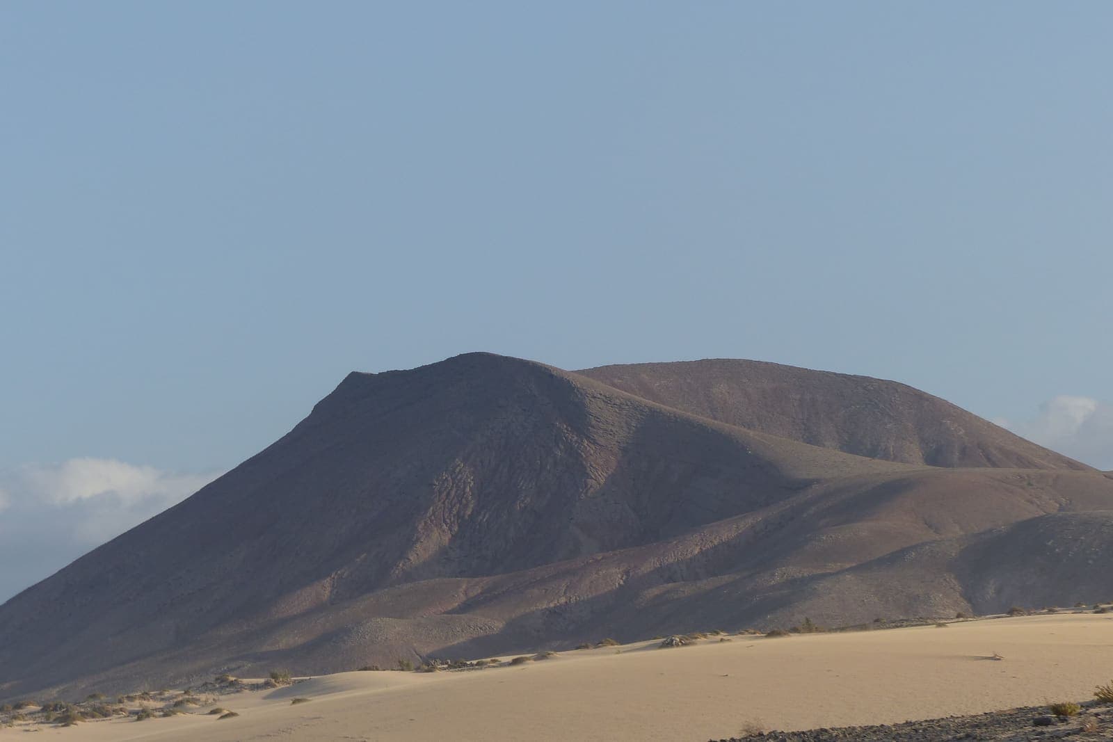 Una montagna vulcanica dietro le dune del Parco Naturale di Corralejo