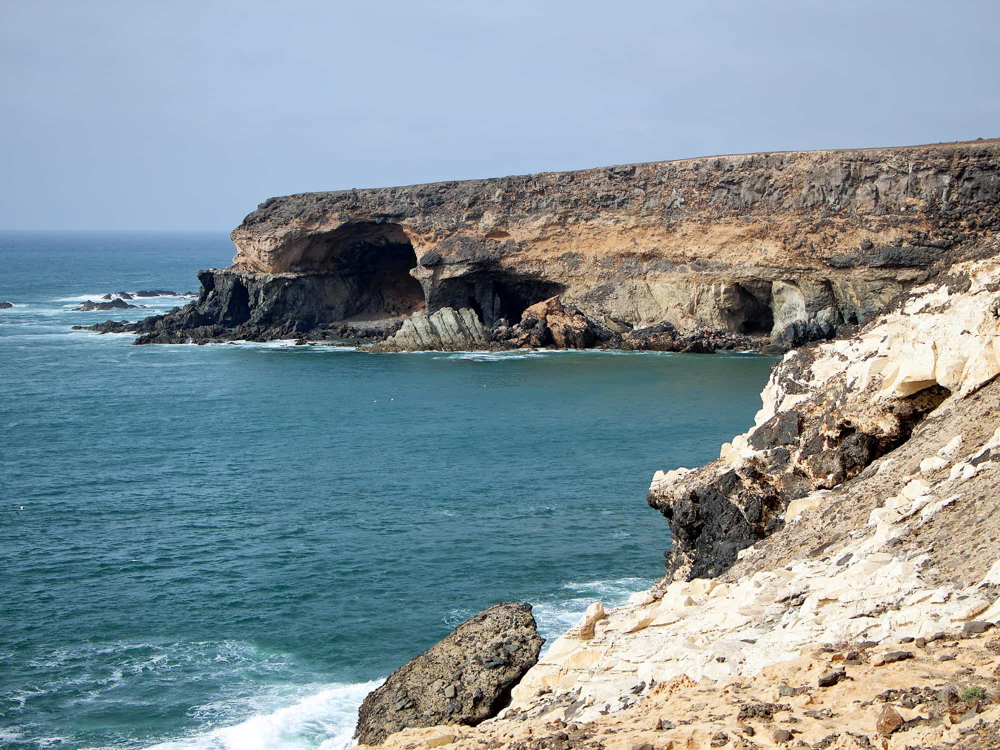 La scogliera di Caleta Negra ad Ajuy, con le grotte aperte sul mare