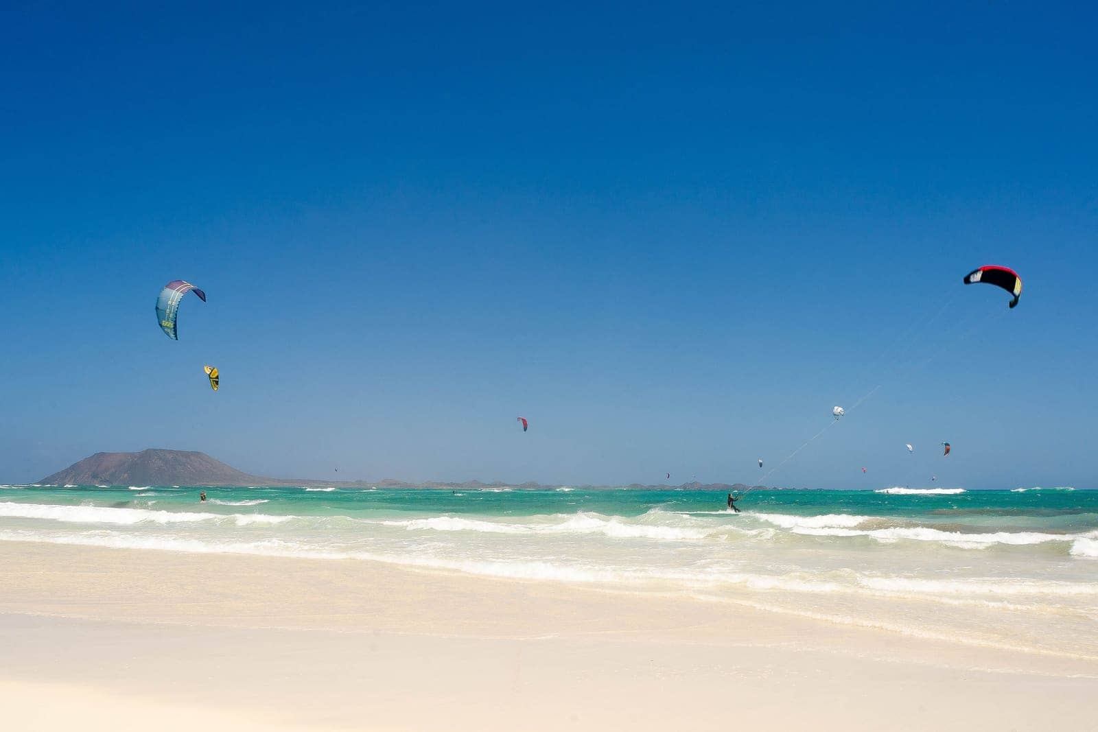 Le dune chiare di Corralejo davanti al mare blu, nel nord di Fuerteventura