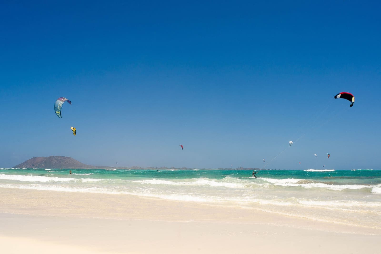 La spiaggia di Corralejo con le vele dei kitesurf e l'isolotto di Lobos all'orizzonte