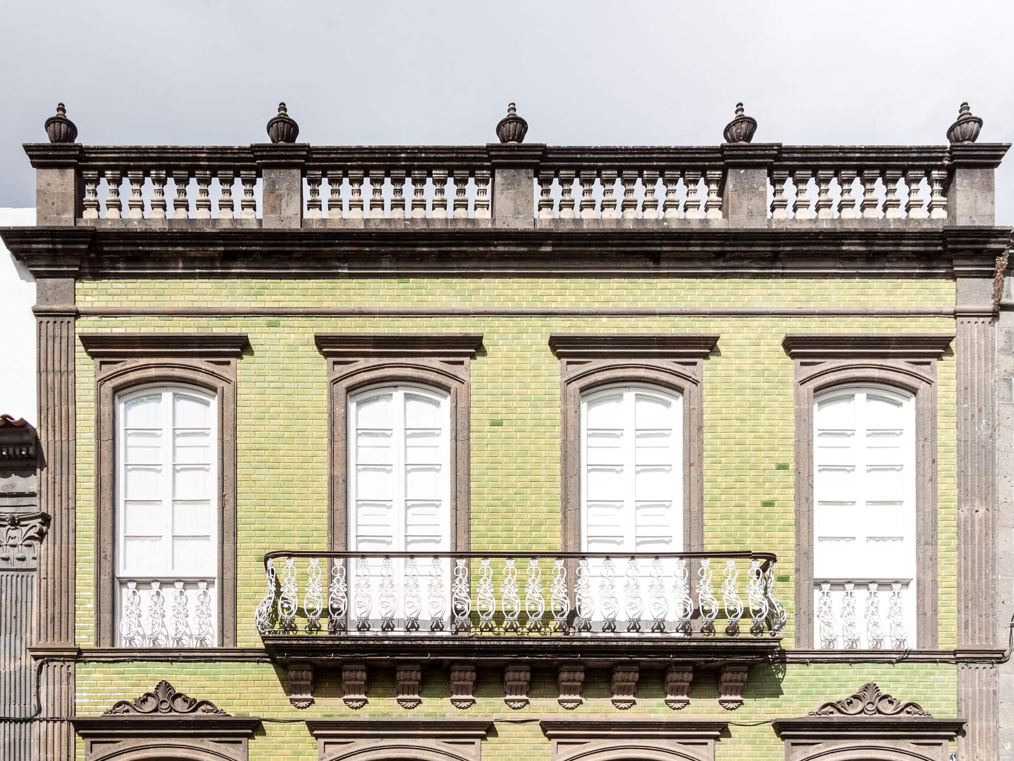 Una facciata di Teror con le finestre e il balcone in ferro battuto