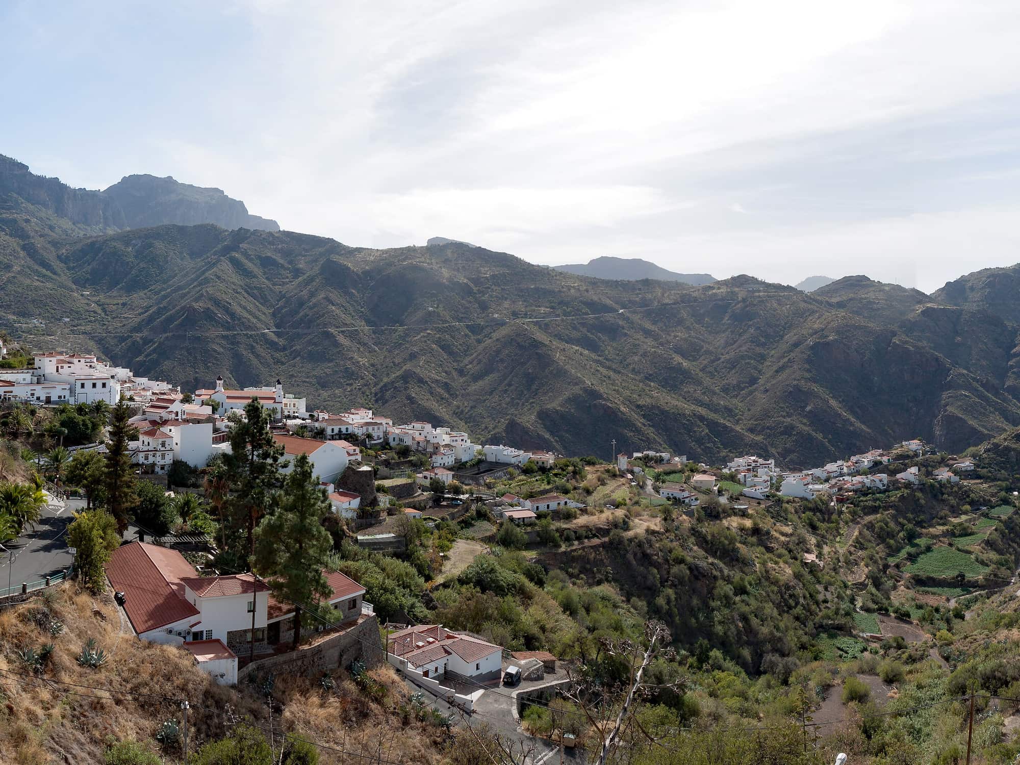 Il paese di Tejeda fra le montagne dell'interno di Gran Canaria, con i roques di lava sulle creste