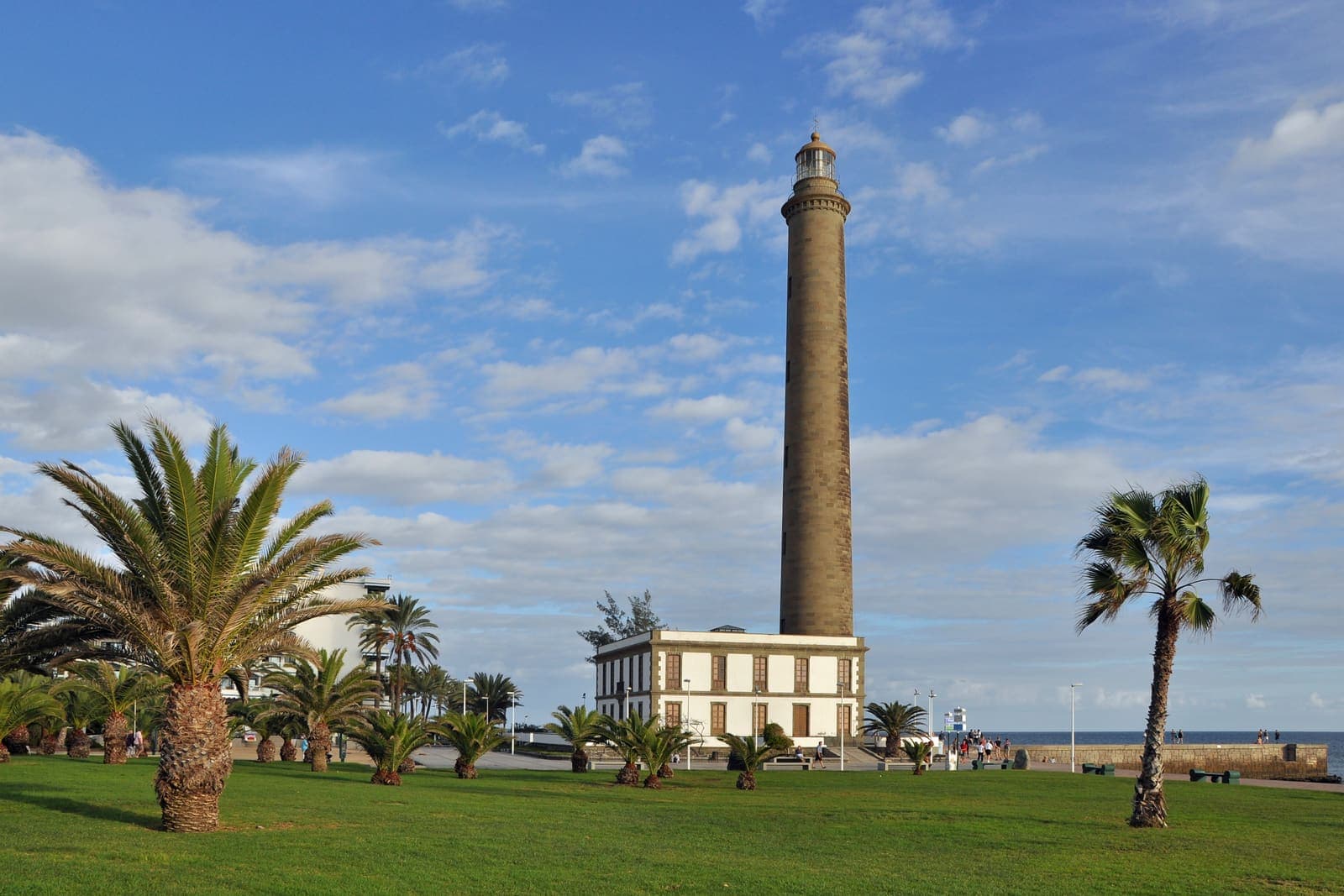 Il faro di Maspalomas fra le palme, sulla punta sud di Gran Canaria