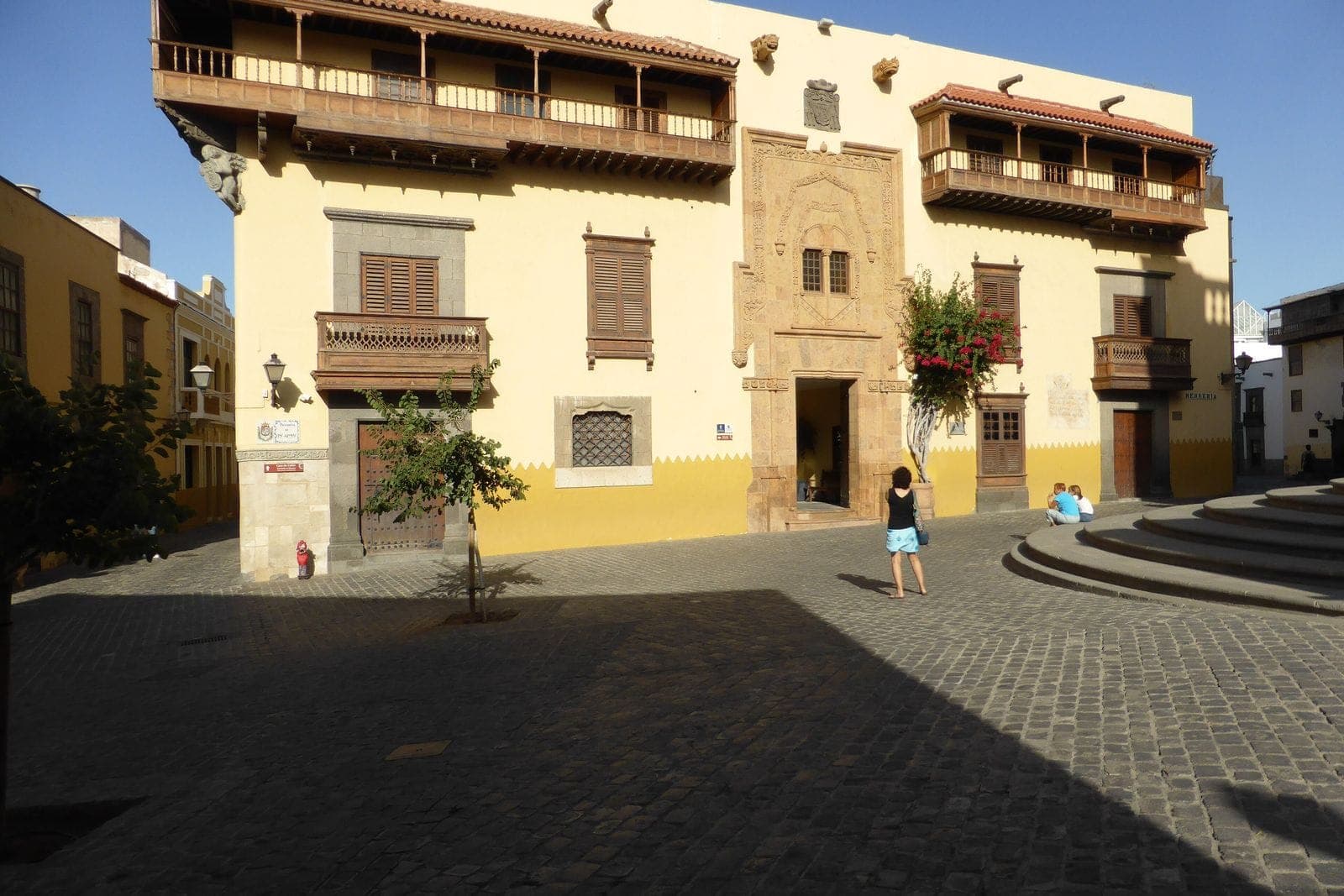 La facciata della Casa de Colón con i balconi di legno, nel quartiere di Vegueta a Las Palmas
