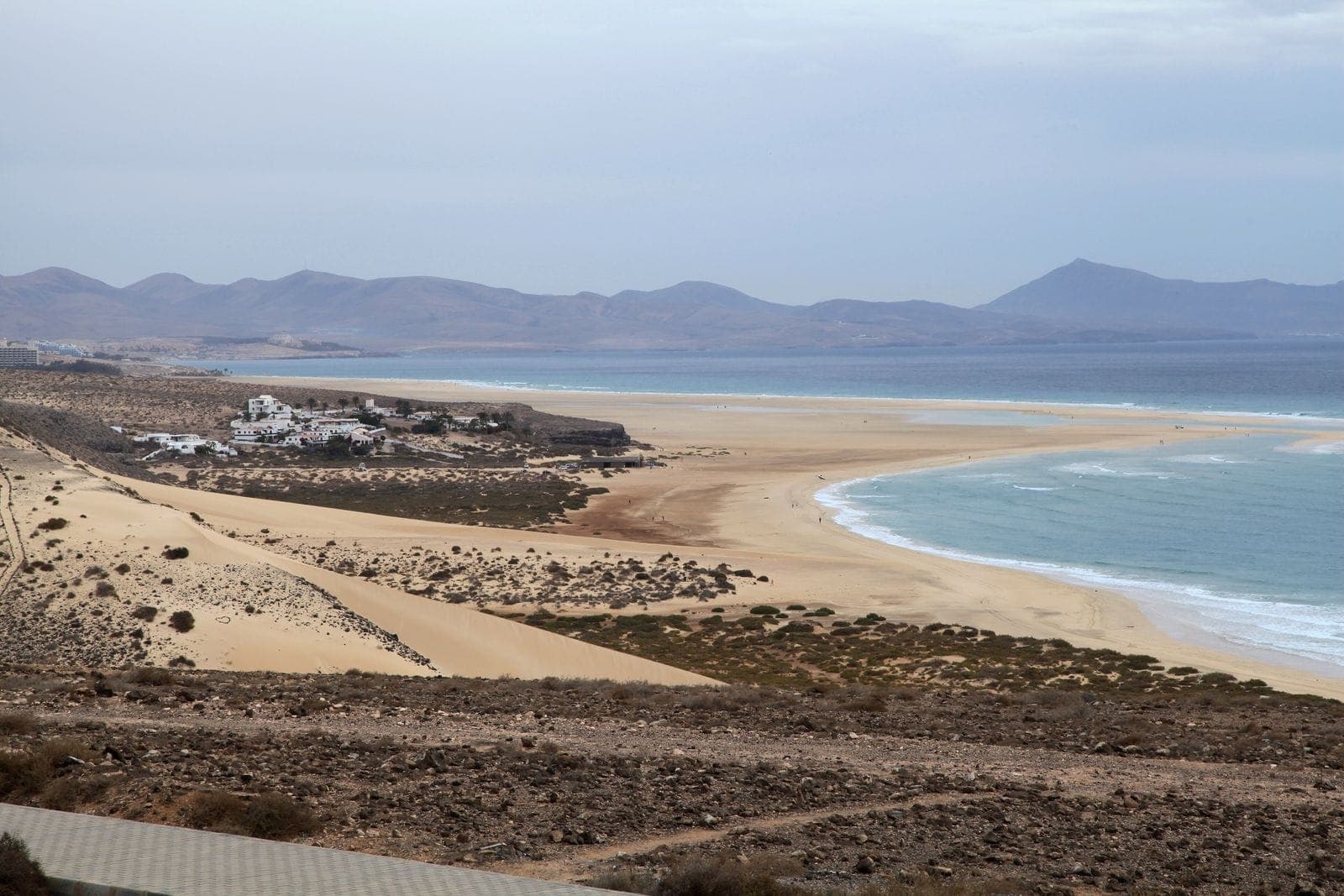 La spiaggia di Sotavento con la laguna e le montagne di Jandía, nel sud di Fuerteventura