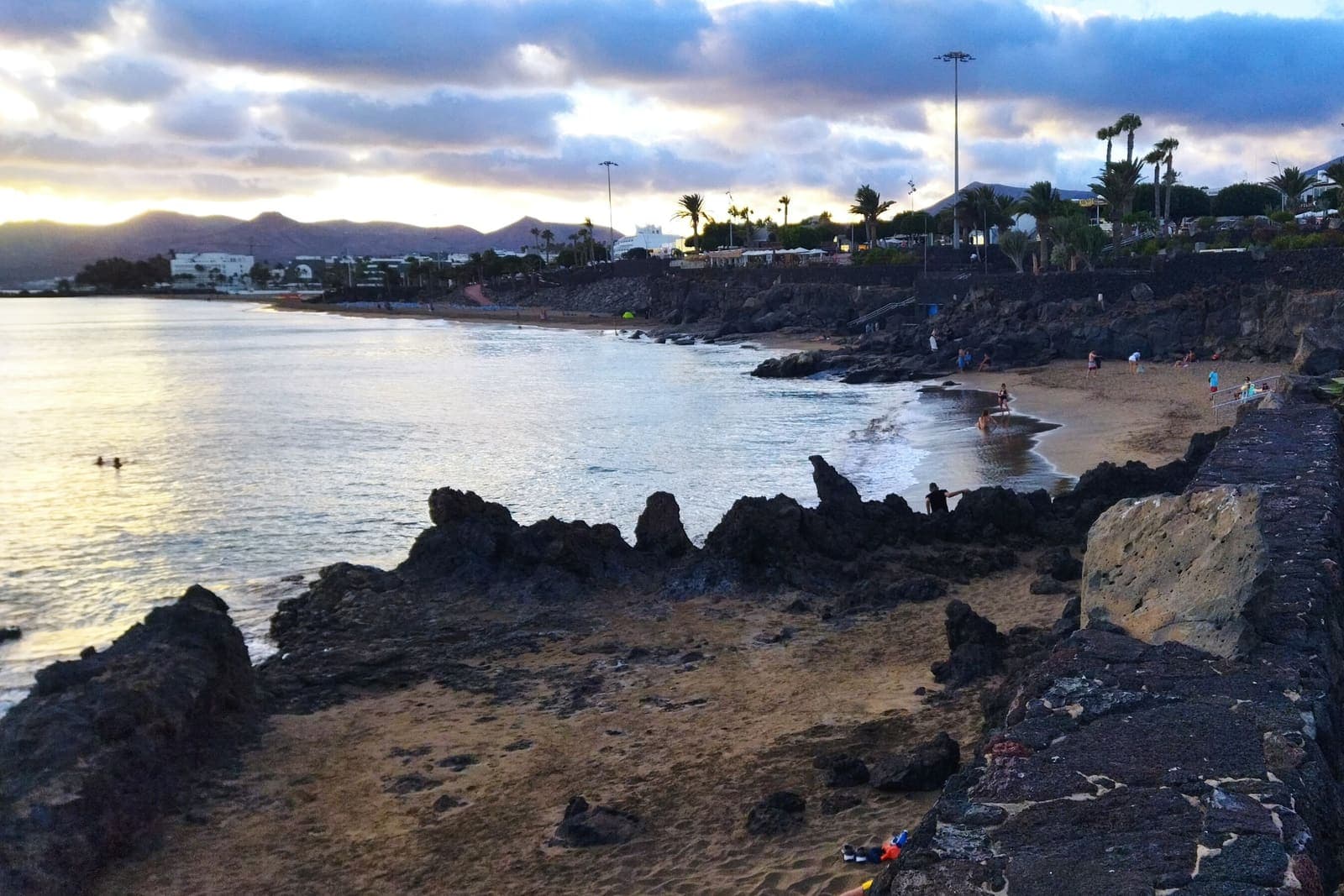 Playa Grande a Puerto del Carmen fra gli scogli di lava, verso sera