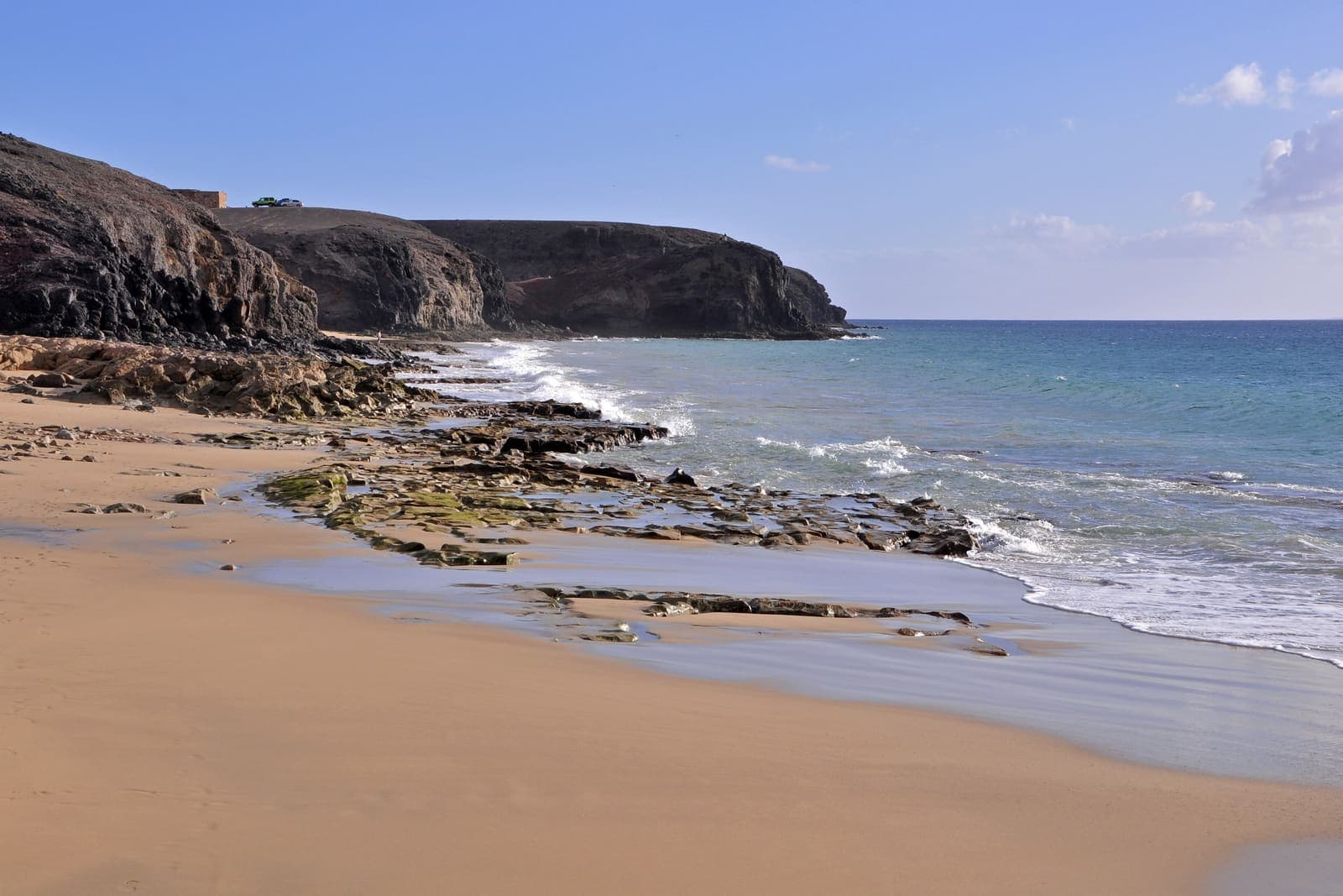Una delle calette di Papagayo, sabbia chiara e scogliere, nel sud di Lanzarote