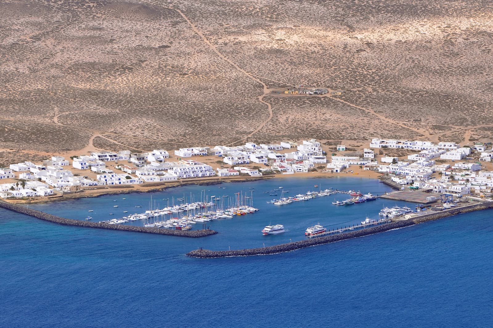 Il porto e le case bianche di Caleta de Sebo, sull'isola di La Graciosa, visti dall'alto
