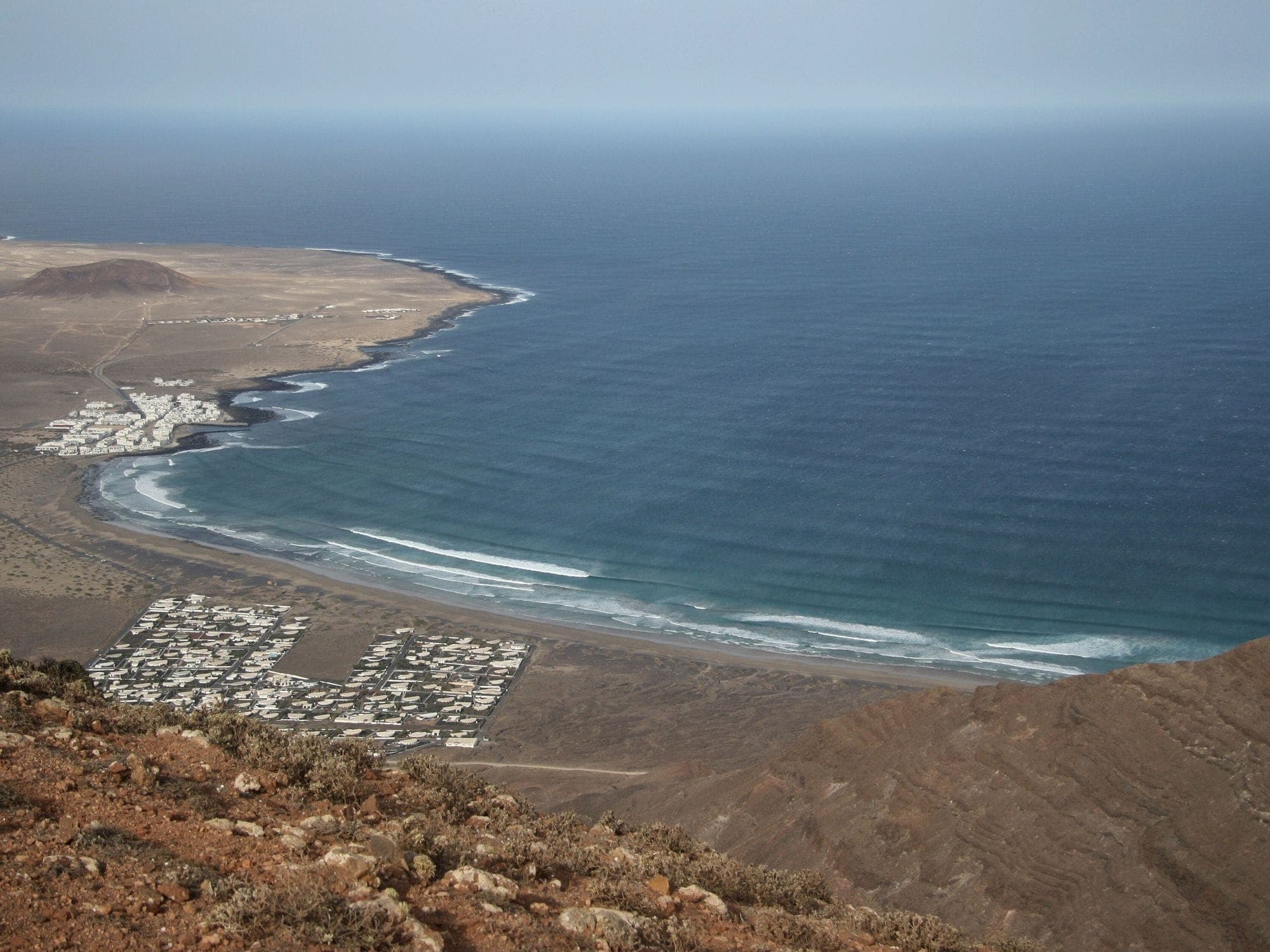 La Caleta de Famara e la lunga spiaggia vista dall'alto del Risco de Famara