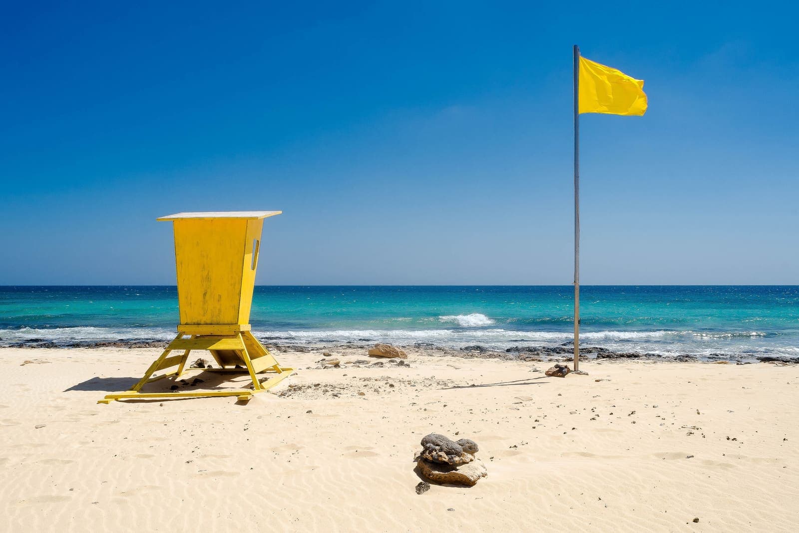 Sabbia chiara e mare turchese su una spiaggia di Corralejo