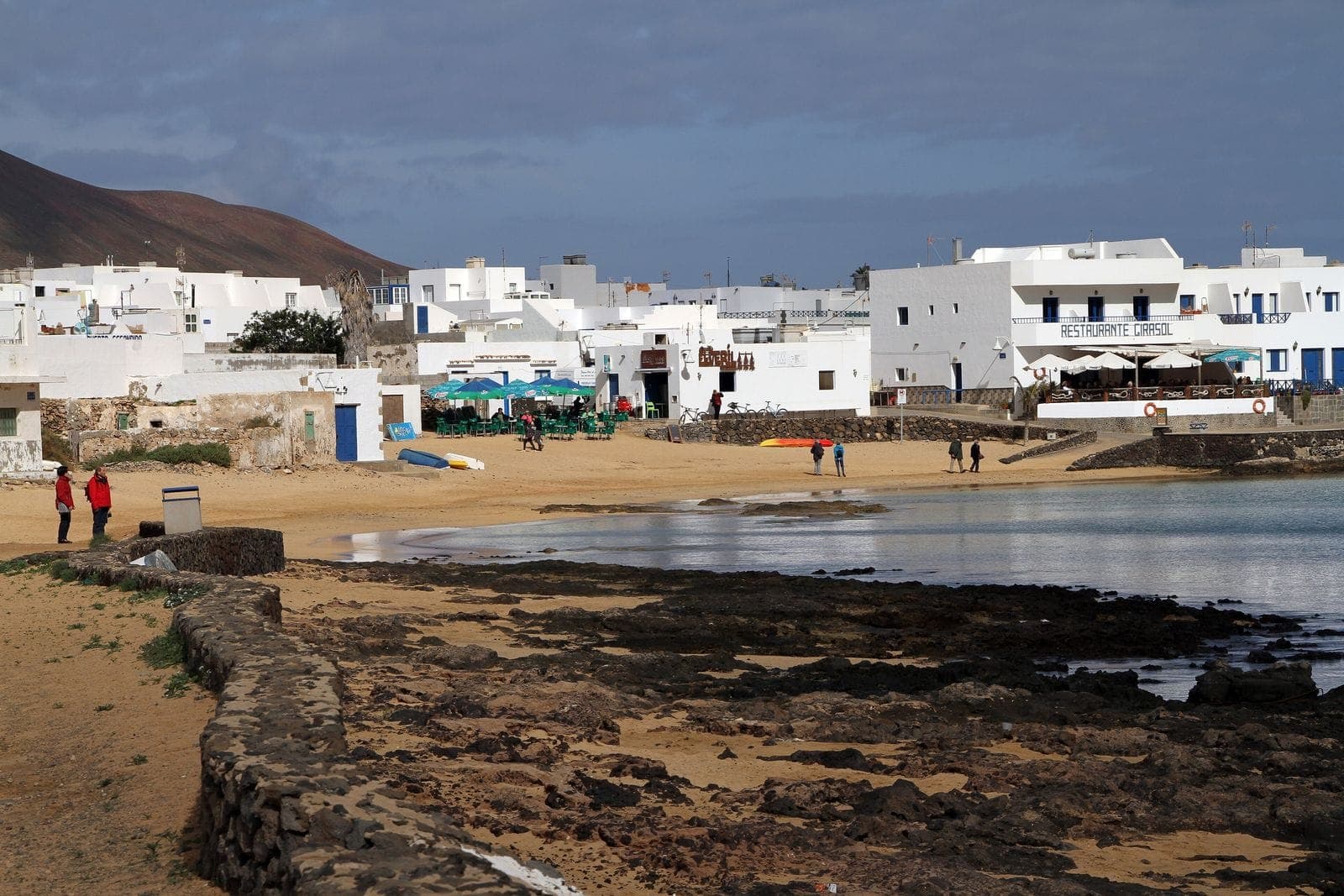 Le case bianche di Caleta de Sebo e la riva di sabbia, sull'isola di La Graciosa