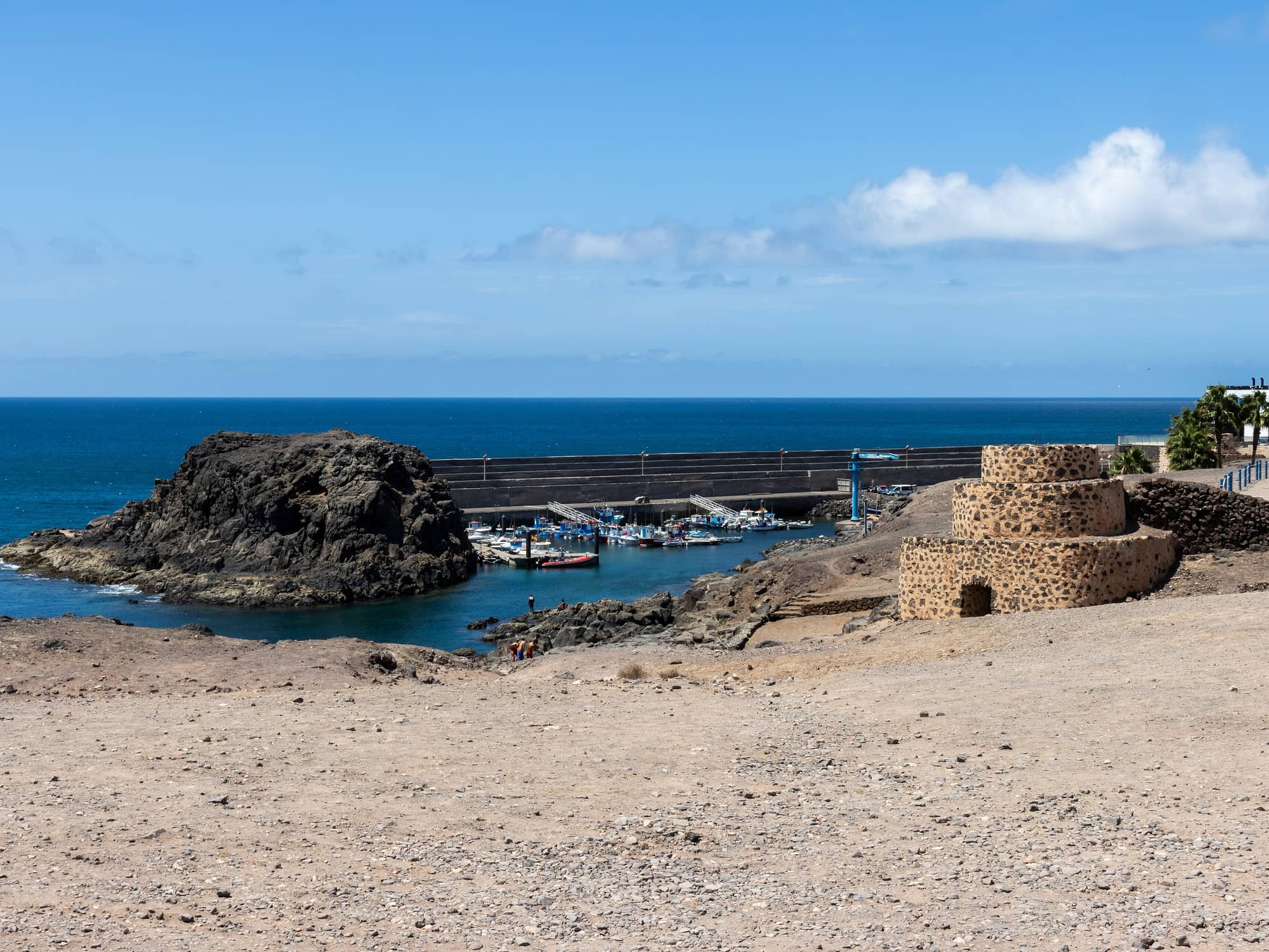 Il porticciolo di El Cotillo con i vecchi forni da calce, sulla costa ovest di Fuerteventura