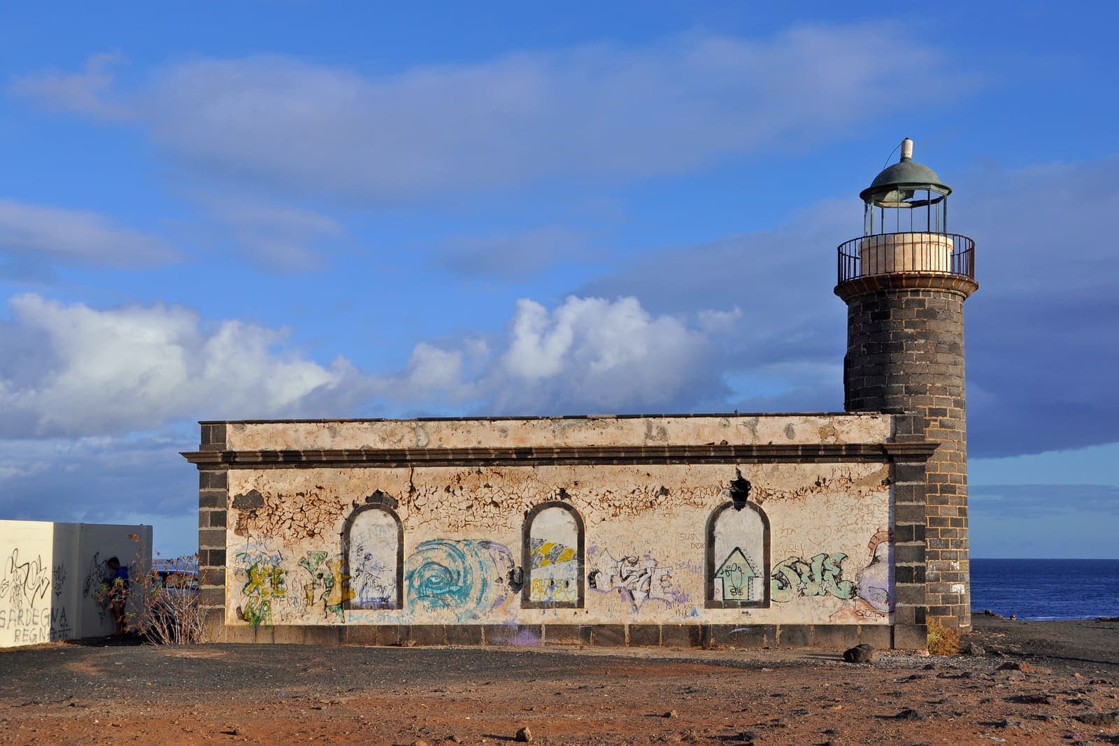 Il vecchio faro di Punta Pechiguera, sul lungomare di Playa Blanca