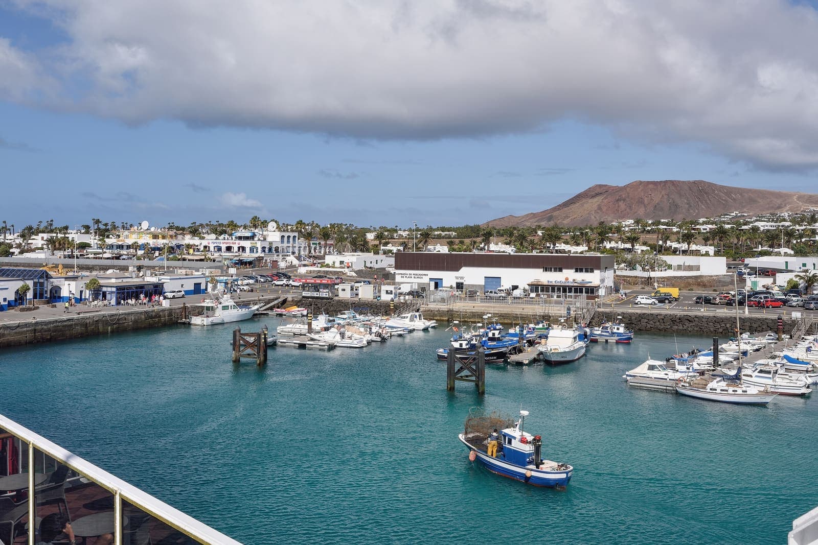 Il porto di Playa Blanca visto dal traghetto per Corralejo