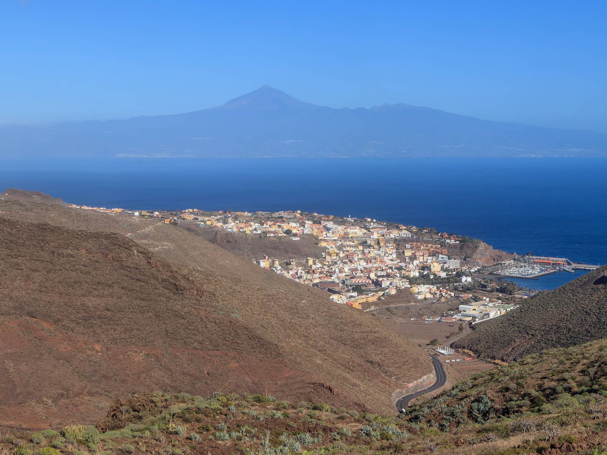 San Sebastián de La Gomera dall'alto, con il porto e il Teide di Tenerife oltre il mare