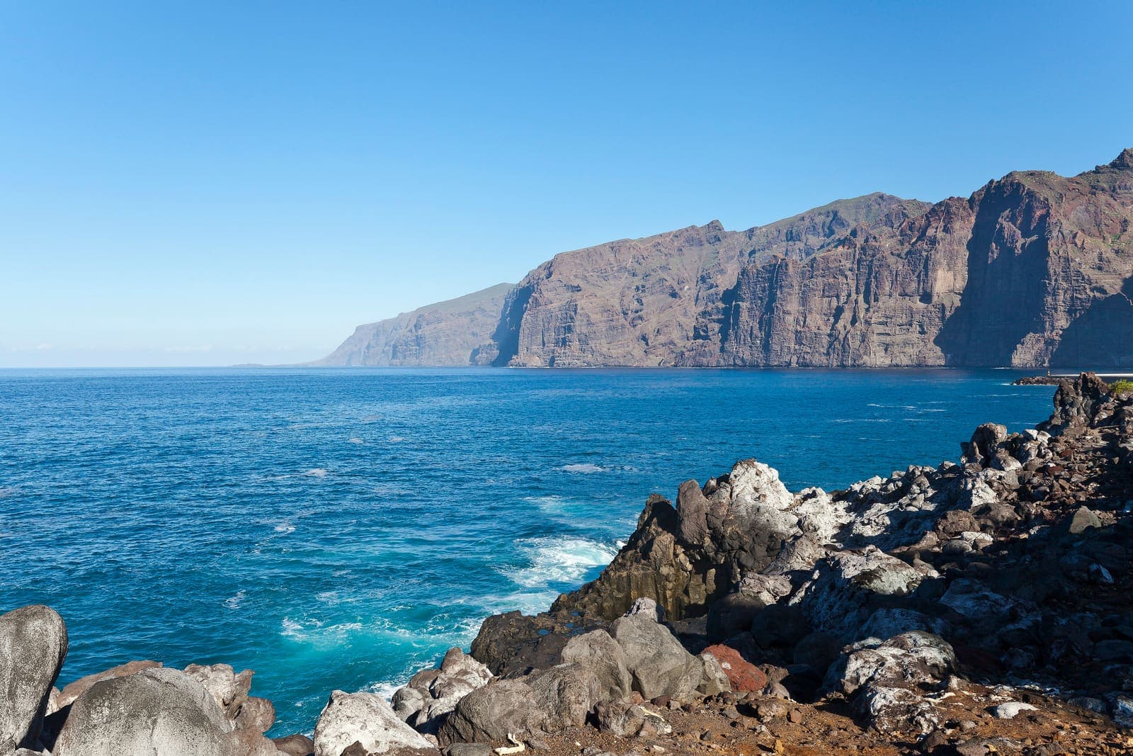 Le scogliere di Los Gigantes sull'oceano, viste dagli scogli di lava della costa