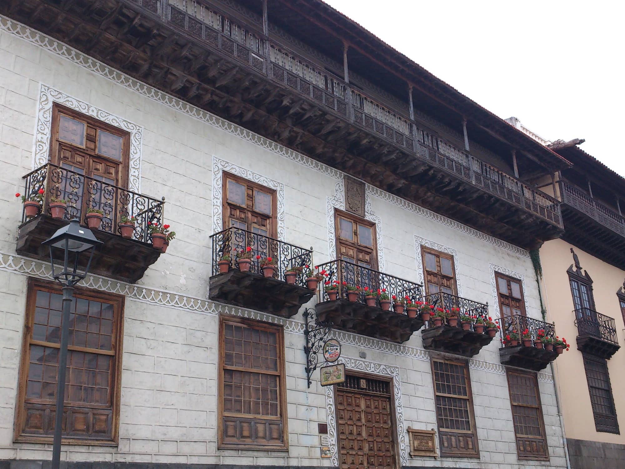 La facciata della Casa de los Balcones a La Orotava, con i balconi in legno e i gerani alle finestre