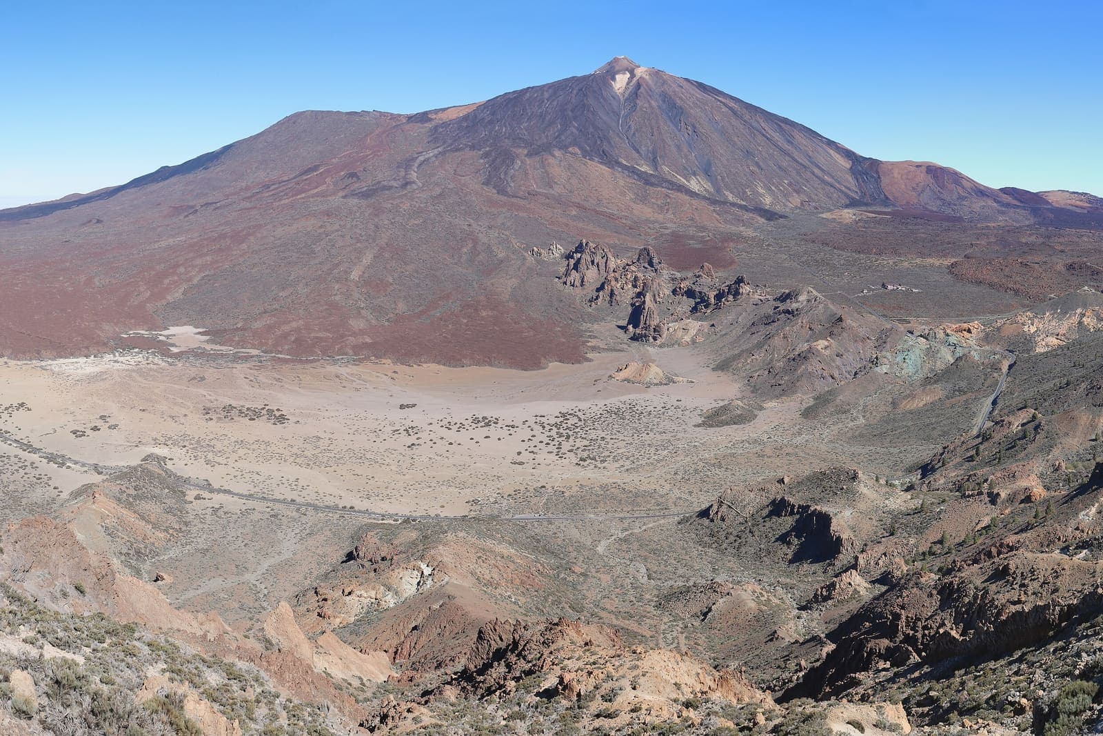 Il Teide sopra la caldera de Las Cañadas, con la piana di sabbia vulcanica e le colate di lava