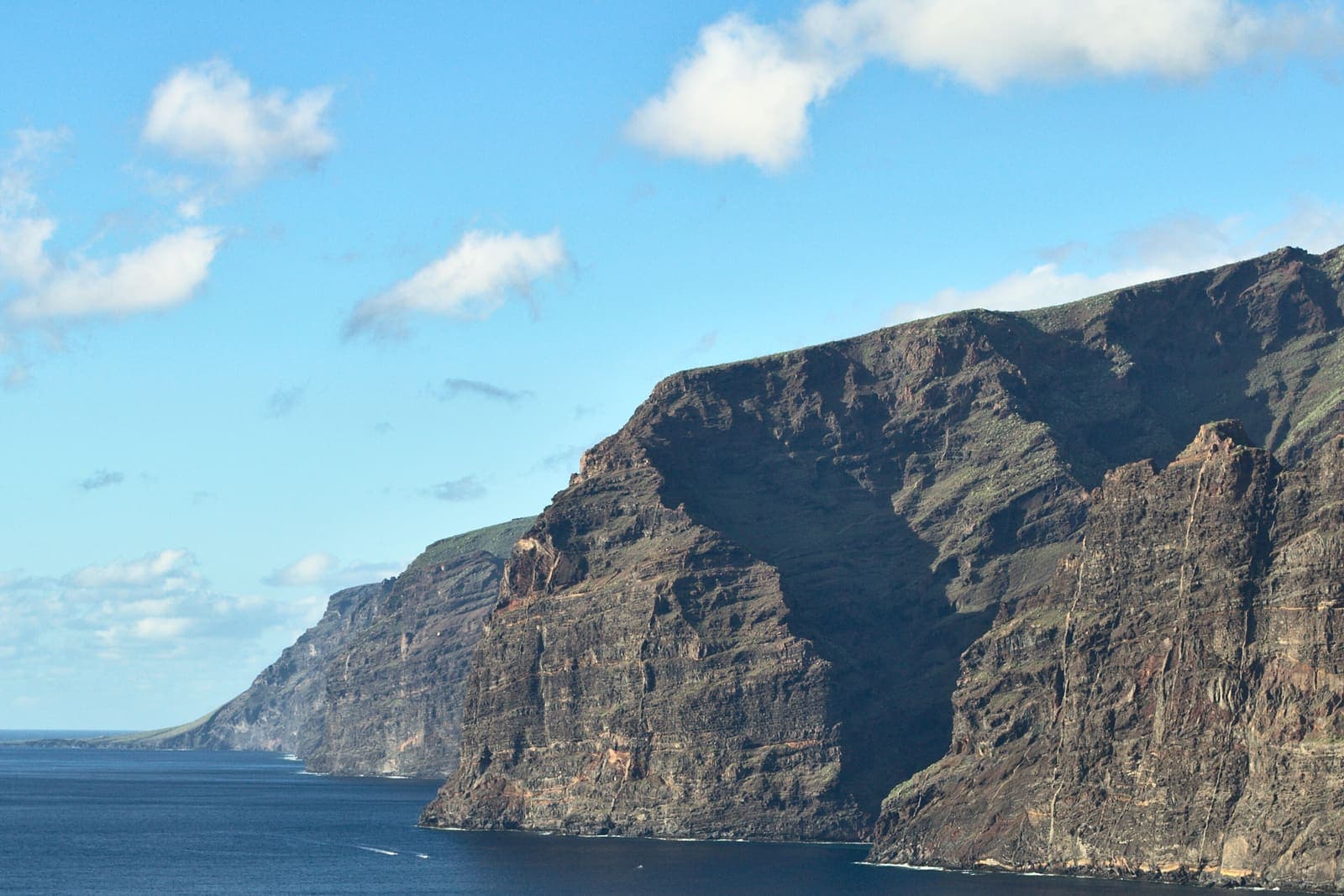 Le scogliere di Los Gigantes che cadono nell'oceano blu, viste dalla costa