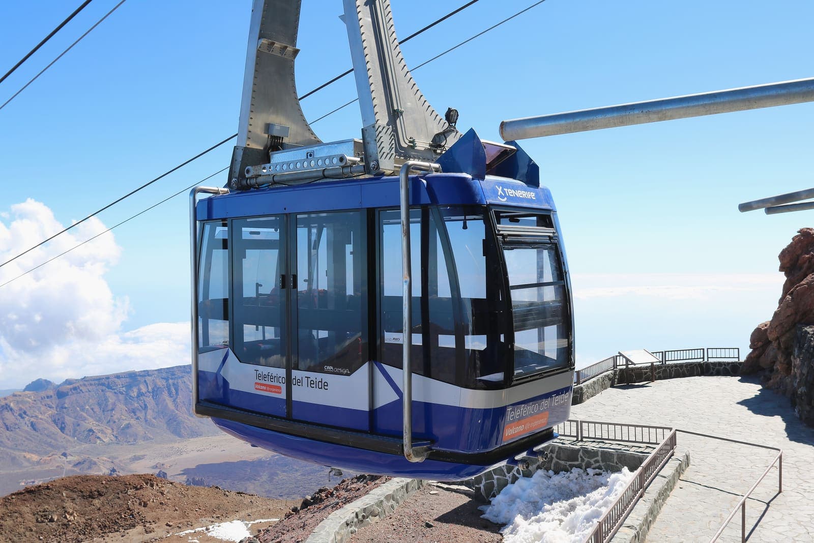 La cabina blu della funivia del Teide alla stazione di arrivo, con la caldera de Las Cañadas sotto