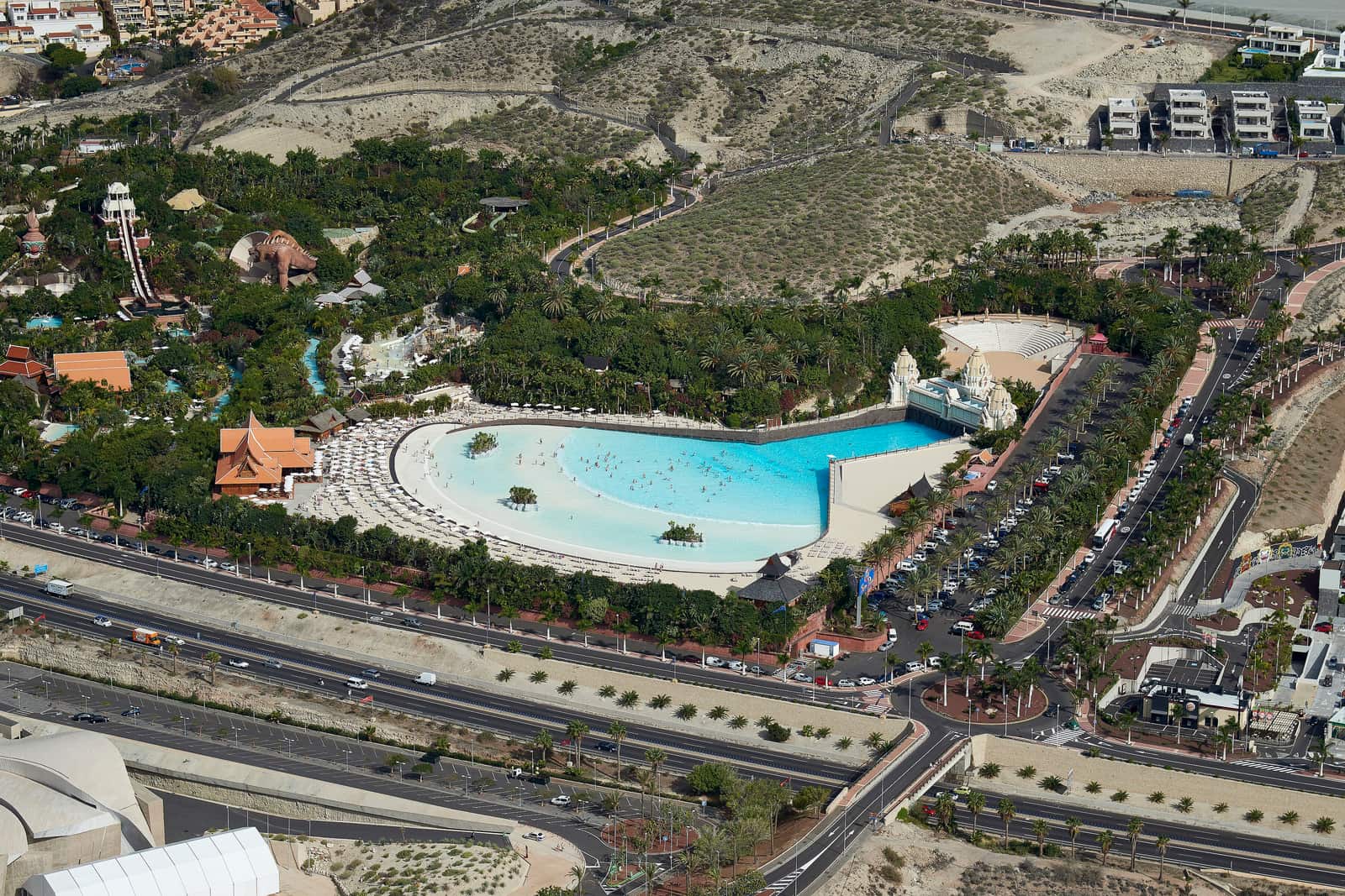 Il Siam Park di Costa Adeje visto dall'aereo: la grande piscina a onde, i tetti thailandesi e gli scivoli