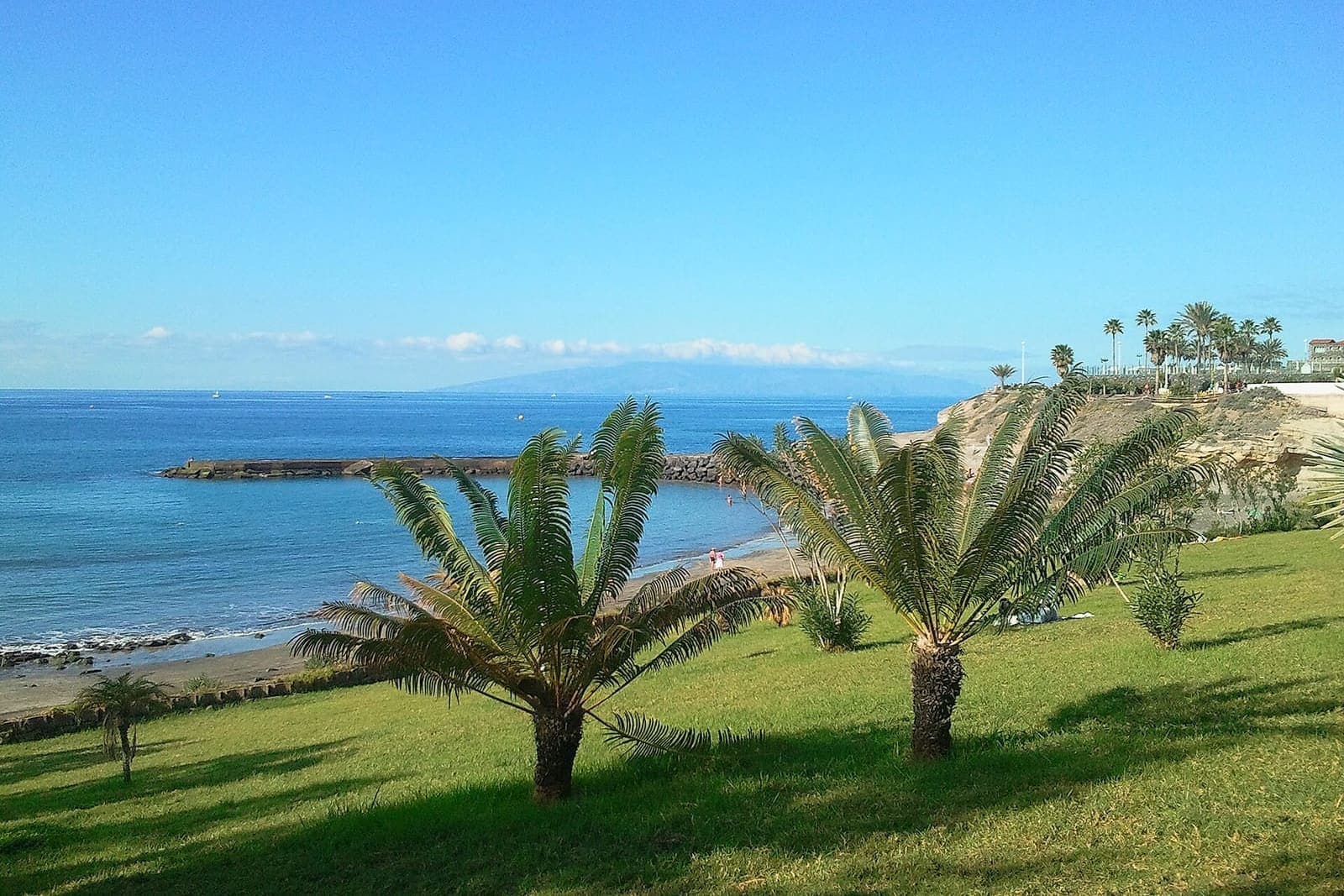 La spiaggia di Fañabé a Costa Adeje vista dal lungomare, con La Gomera all'orizzonte
