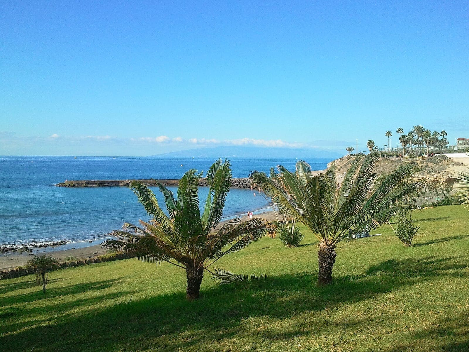 La spiaggia di Fañabé a Costa Adeje vista dalla passeggiata, con La Gomera all'orizzonte