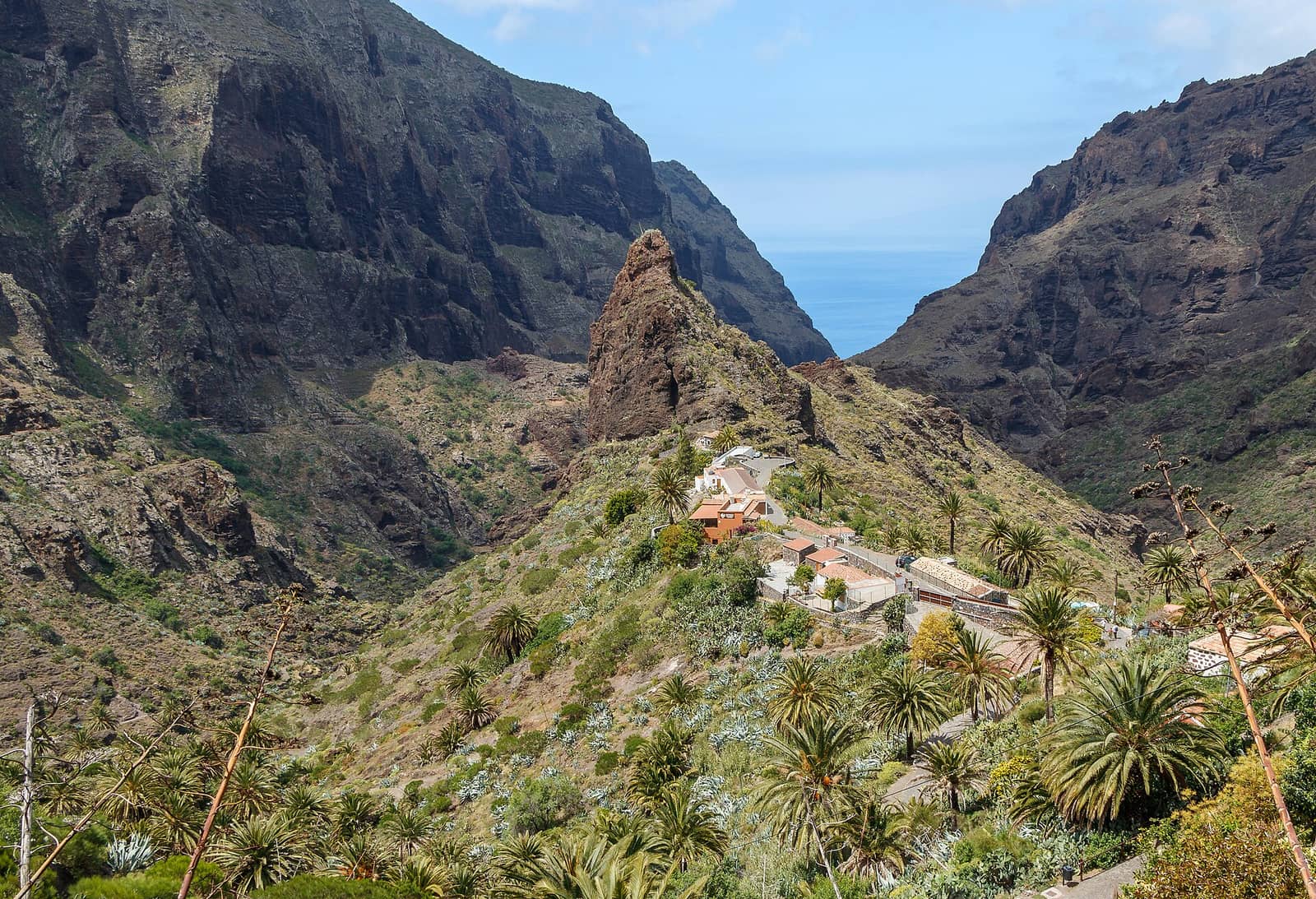 Il borgo di Masca sul costone, nel Macizo de Teno, con la gola che scende verso il mare