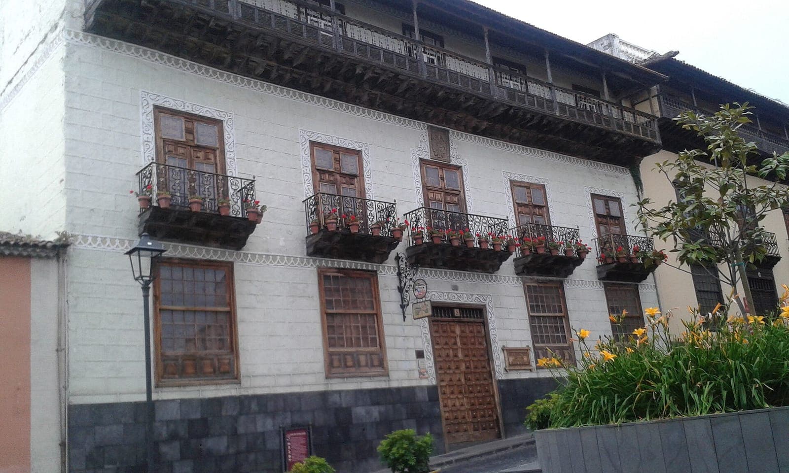 La facciata con i balconi in legno della Casa de los Balcones a La Orotava