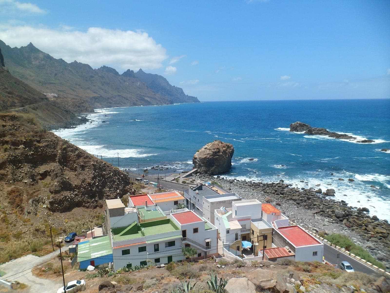 Il Roque de las Bodegas e le case bianche di Taganana, sulla costa del massiccio di Anaga