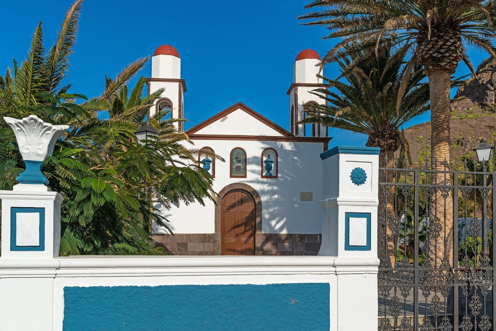 La chiesetta bianca di Puerto de las Nieves fra le palme, ad Agaete