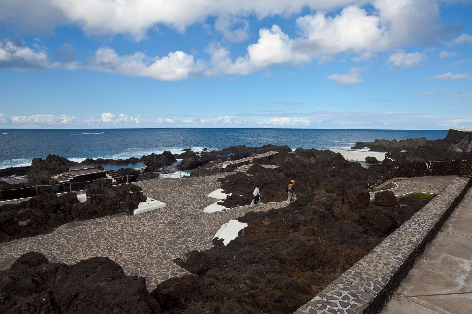 Le piscine naturali di El Caletón a Garachico: rocce di lava nera, passerelle in pietra e l'oceano