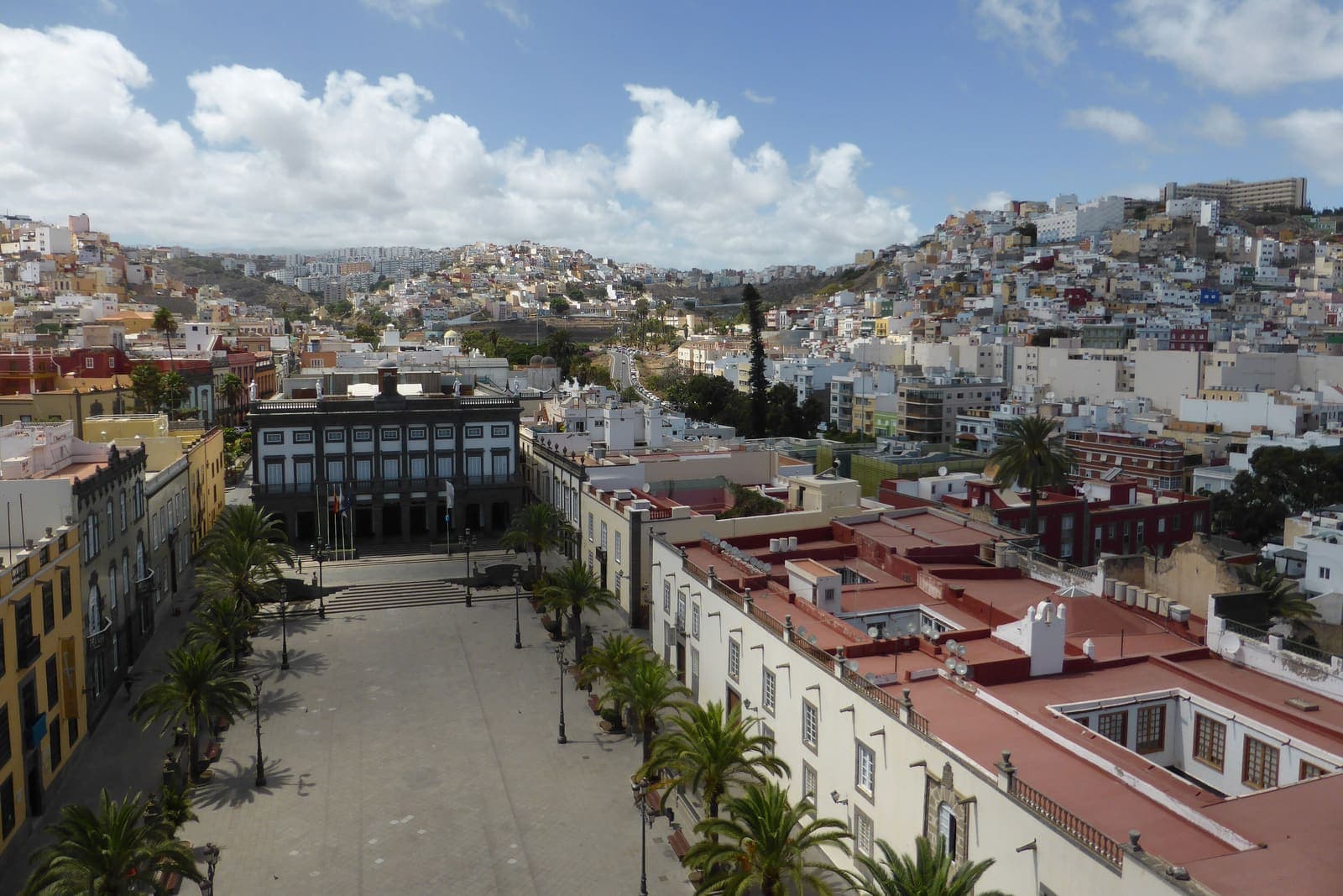 Vegueta dall'alto della Cattedrale di Santa Ana: la piazza con le palme e le case colorate sulle colline di Las Palmas