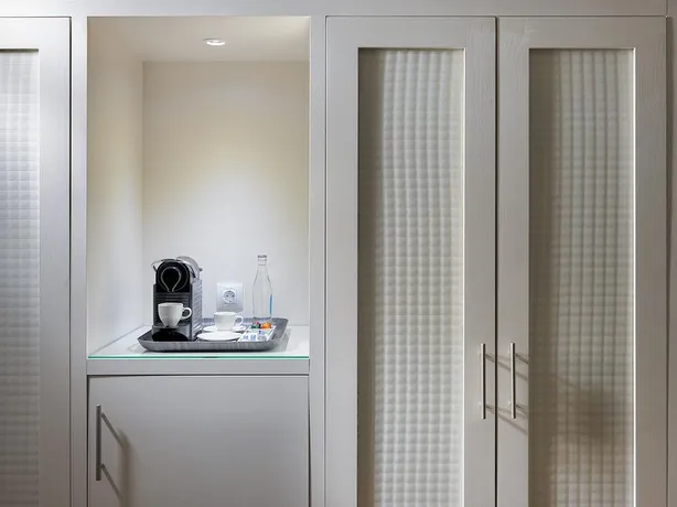 H10 White Suites