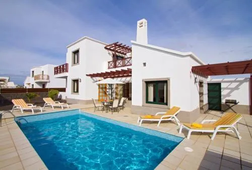 Camelot Holiday Homes by LIVVO